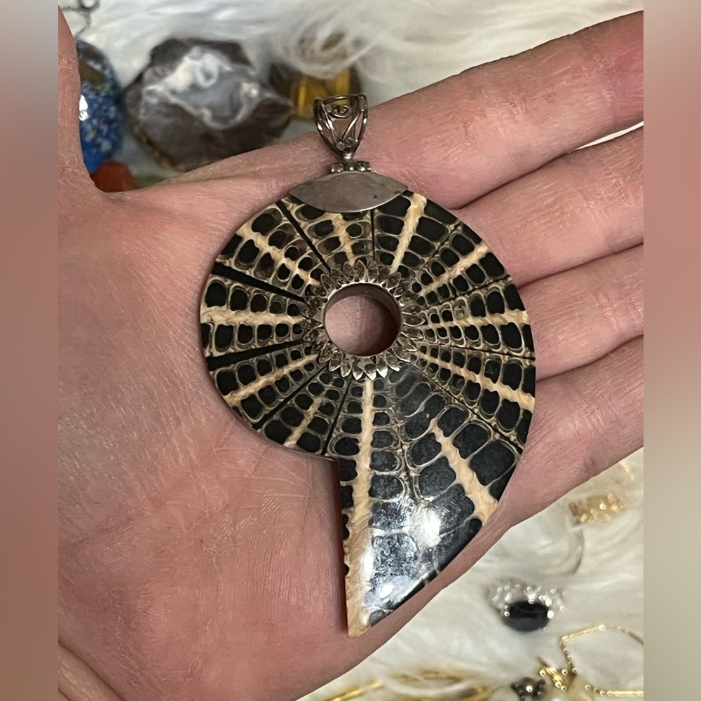 Vintage Sterling Shell Pendant - Picture 9 of 10